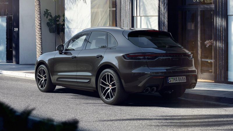 2025 Porsche Macan BaseImage 3