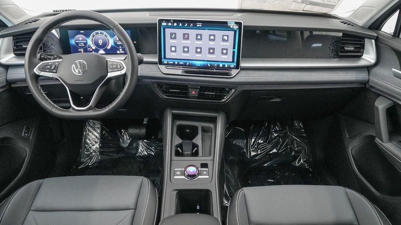 New 2025 Volkswagen Tiguan 2.0T SEImage 13