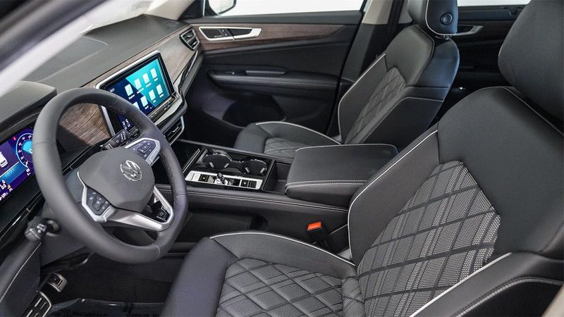 New 2025 Volkswagen Atlas 2.0T SEL Premium R-LineImage 19