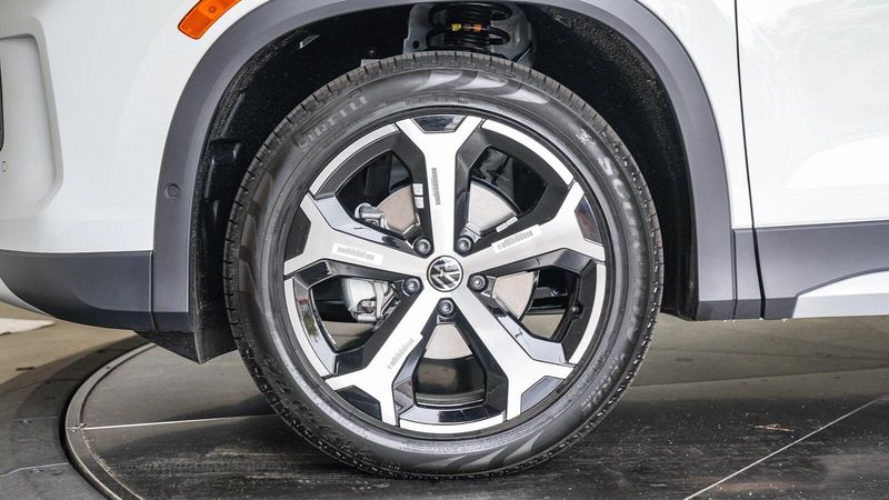 New 2025 Volkswagen Tiguan 2.0T SEImage 8