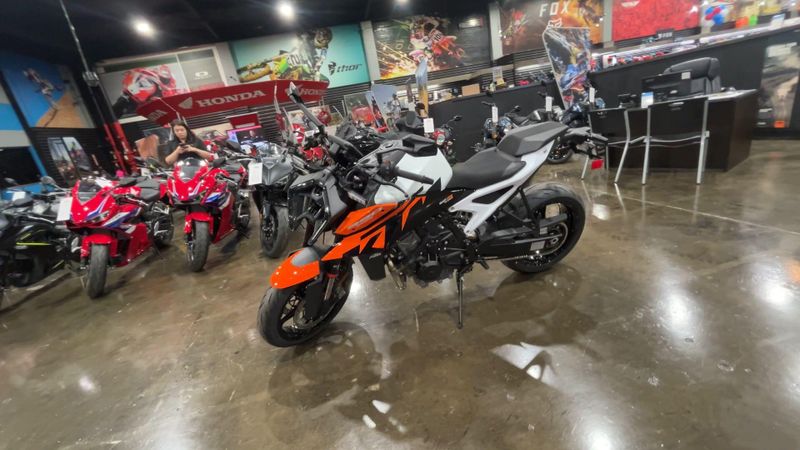 New 2027 KTM 990 DUKE Image 4
