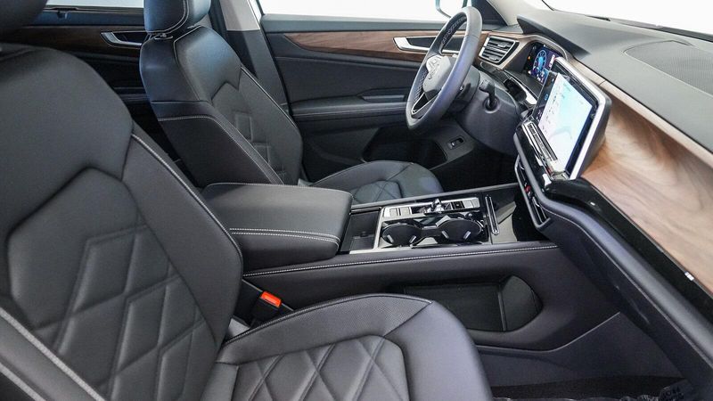 New 2025 Volkswagen Atlas 2.0T SE w/TechnologyImage 17