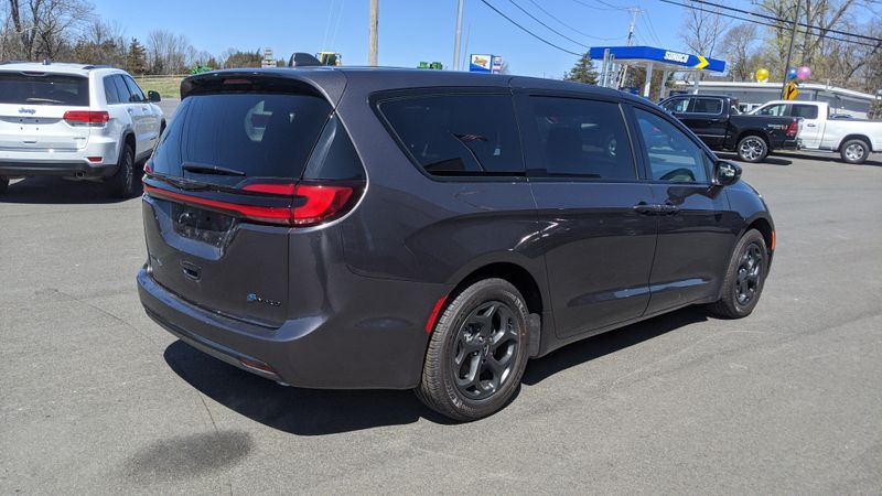 2022 Chrysler Pacifica Hybrid Touring LImage 5