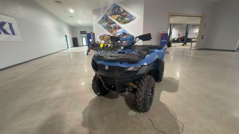 New 2025 Suzuki KINGQUAD 500 AXI POWER STEERING SE  in a BLUE exterior color. Victorville Del Amo Motorsports 760-241-7387 delamomotorsportsofvictorville.com 