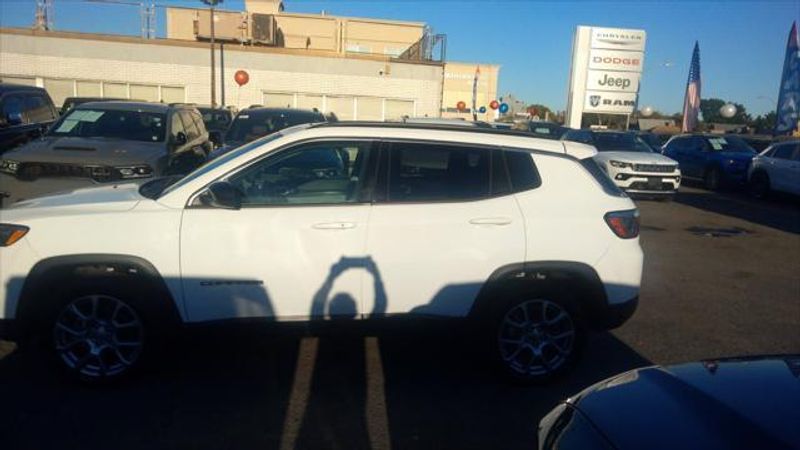 2022 Jeep Compass Latitude Lux photo 6