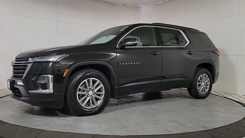 2022 Chevrolet Traverse Leather photo 2