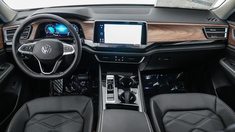 New 2025 Volkswagen Atlas 2.0T SE w/TechnologyImage 13