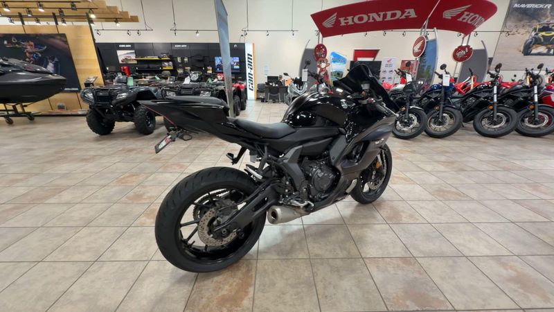 Used 2025 Yamaha YZF-R7 CA Image 9