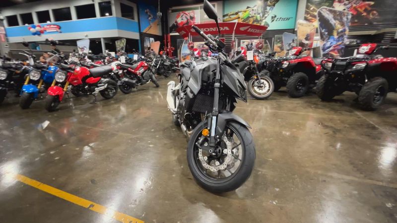 2025 Honda CB750 HORNET Image 3