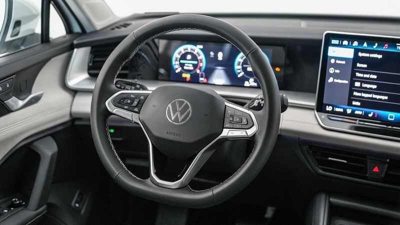 New 2025 Volkswagen Tiguan 2.0T SEImage 16