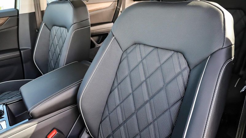 2025 Volkswagen Atlas 2.0T SEL Premium R-LineImage 28