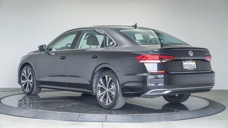 2022 Volkswagen Passat 2.0T SEImage 2