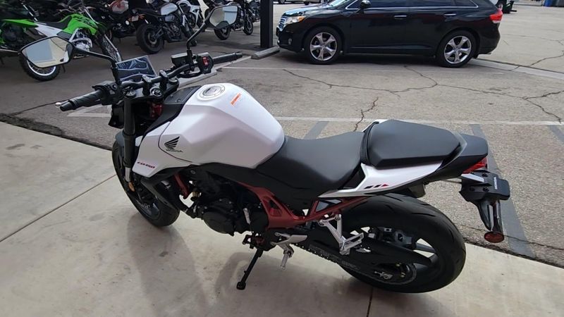New 2025 Honda CB750 HORNET Image 2
