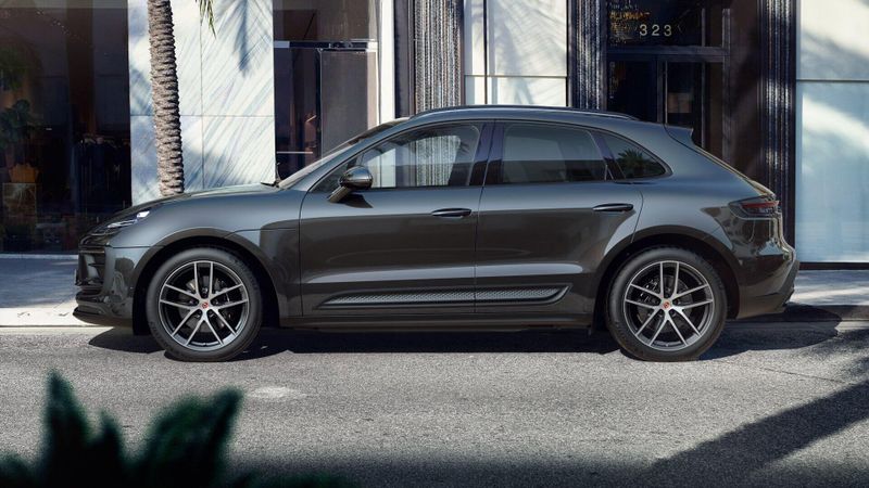 2025 Porsche Macan BaseImage 2