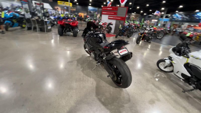 Used 2015 Yamaha YZF-R1 Image 7
