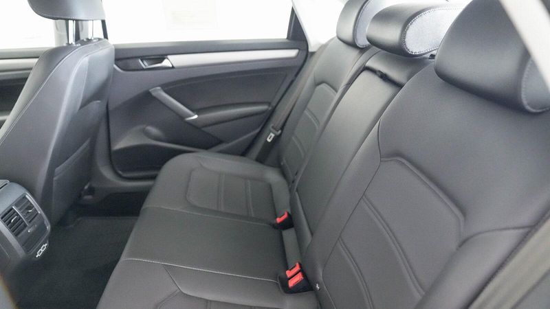2022 Volkswagen Passat 2.0T SEImage 18