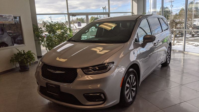 2022 Chrysler Pacifica Hybrid Touring LImage 3