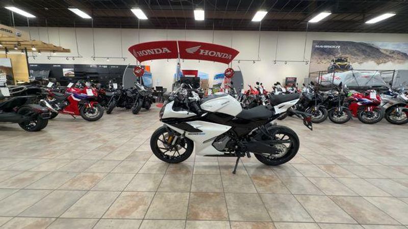 New 2025 CFMOTO 300SS Image 5