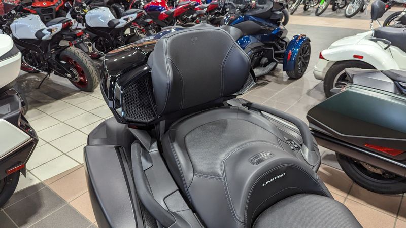 2024 CAN-AM SPYDER RT LIMITED CARBON BLACKImage 11