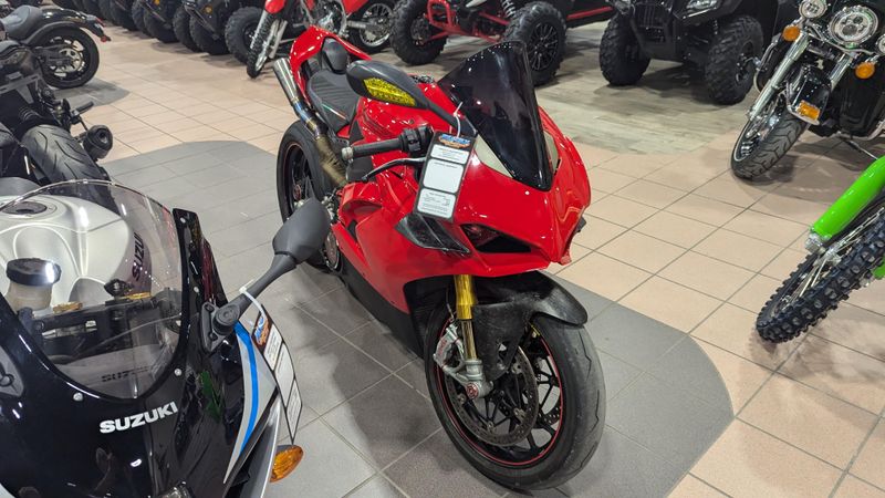 2019 DUCATI PANIGALE V4 S in a RED exterior color. Family PowerSports (877) 886-1997 familypowersports.com 