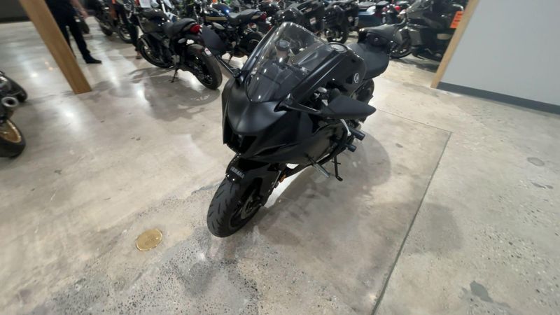 Used 2025 Yamaha YZF-R7 Image 6