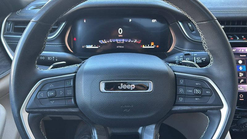 Used 2023 Jeep Grand Cherokee L LimitedImage 11