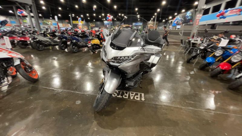 2025 Honda GOLDWING TOUR DCT Image 3