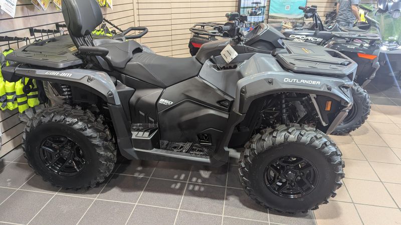 2025 CAN-AM OUTLANDER MAX DPS 850 GRANITE GRAY  in a GRANITE GRAY exterior color. Family PowerSports (877) 886-1997 familypowersports.com 