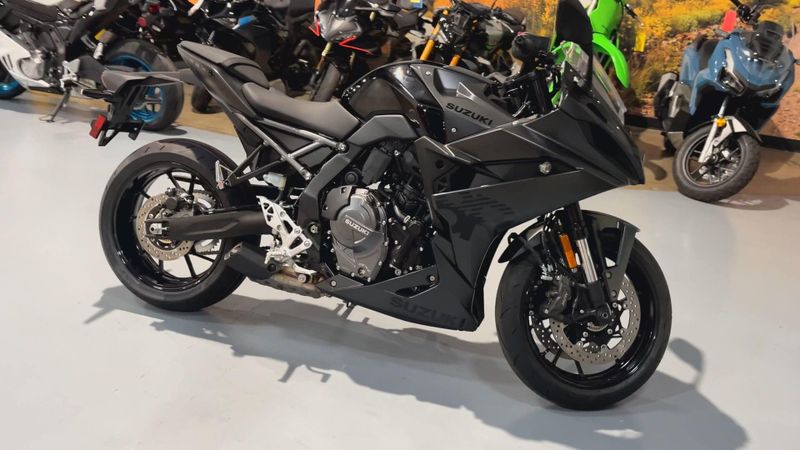 2025 Suzuki GSX-8R Image 9
