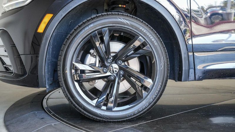 2023 Volkswagen Tiguan 2.0T SE R-Line BlackImage 11