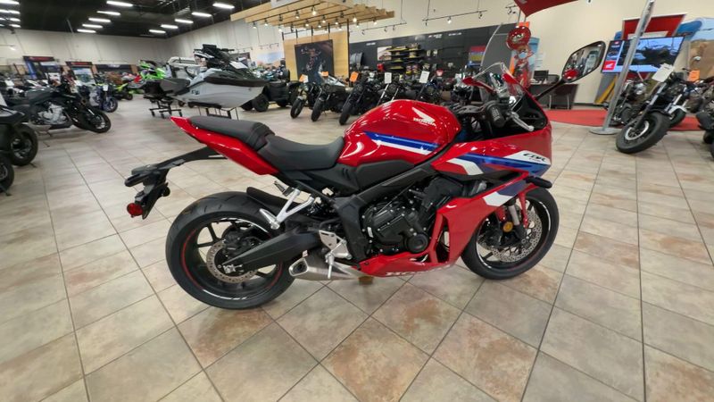 New 2026 Honda CBR650R E-CLUTCH Image 2