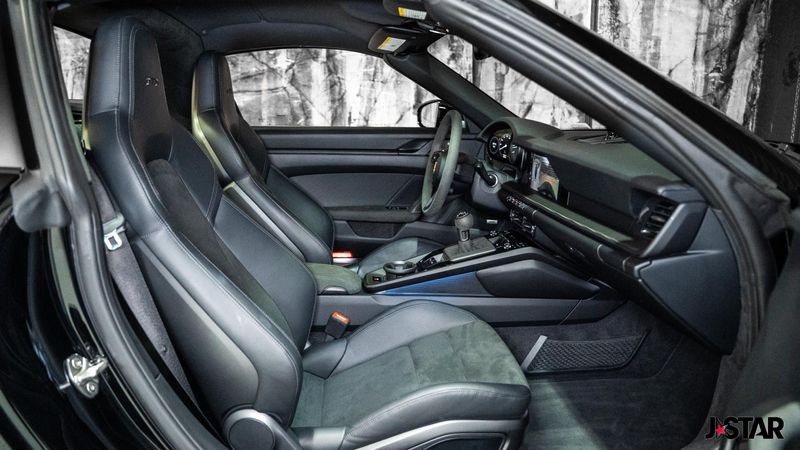 2024 Porsche 911 Targa 4 GTS photo 13