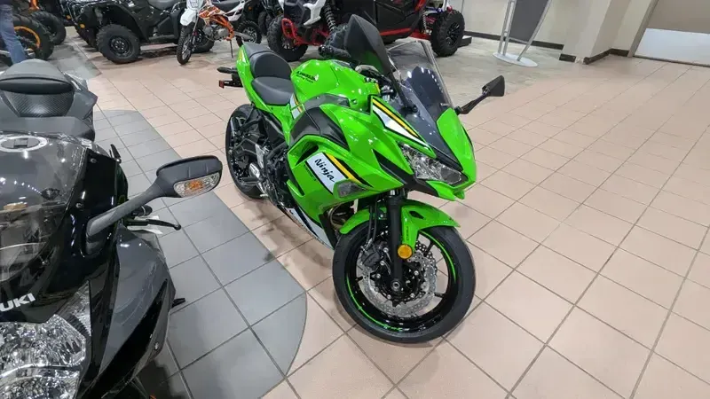 2025 Kawasaki NINJA 650 KRT EDITION ABS LIME GREEN AND EBONY AND PEARL BLIZZARD WHITEImage 4