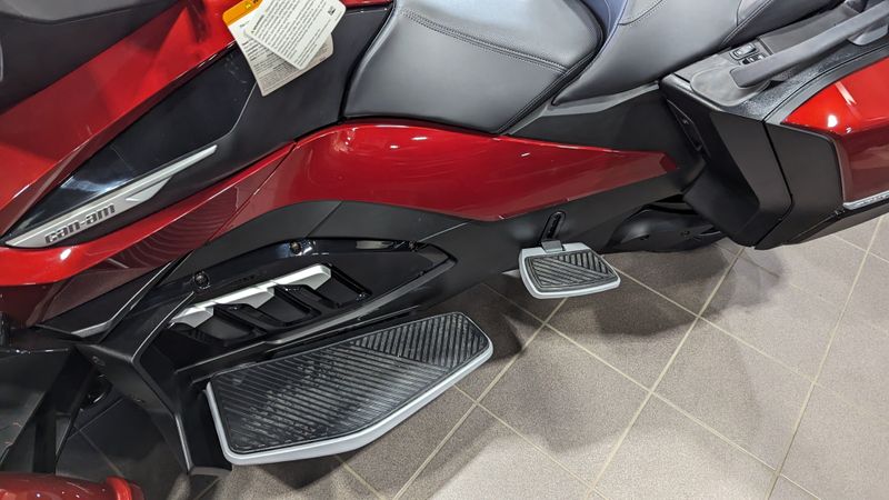 2024 CAN-AM SPYDER RT LIMITED DEEP MARSALA METALLIC WITH PLATINUMImage 9