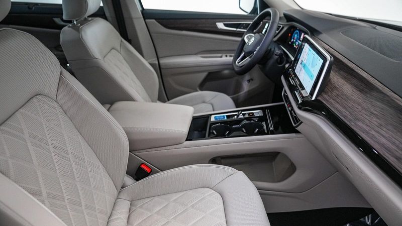 New 2025 Volkswagen Atlas 2.0T SEL Premium R-LineImage 17