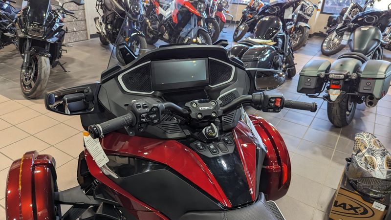 2024 CAN-AM SPYDER RT LIMITED DEEP MARSALA METALLIC WITH PLATINUMImage 11