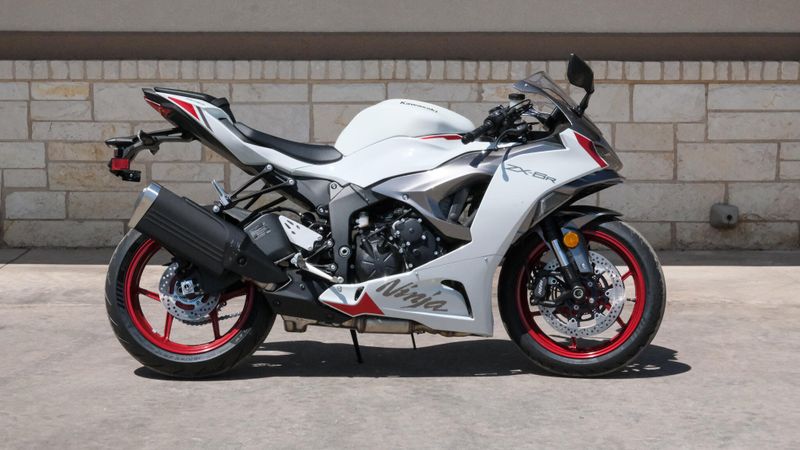 2025 Kawasaki NINJA ZX6R ABS PEARL ROBOTIC WHITE AND METALLIC GRAPHITE GRAYImage 2