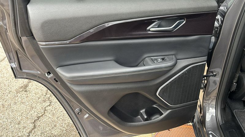Used 2023 Jeep Grand Cherokee AltitudeImage 8