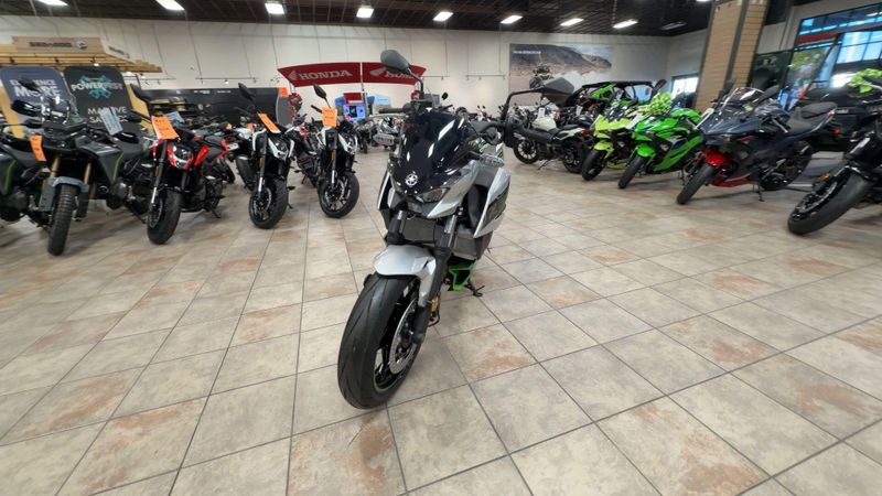 New 2024 Kawasaki Z7 HYBRID ABS Image 4