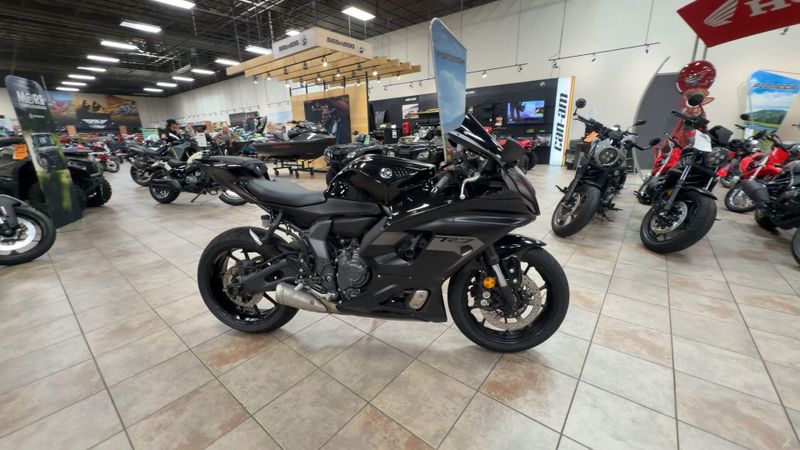 Used 2025 Yamaha YZF-R7 CA Image 2