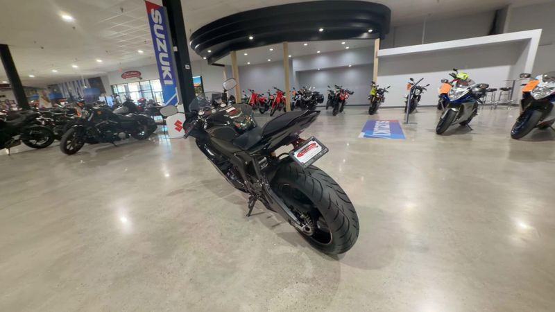 Used 2015 Yamaha YZF-R6 Image 3