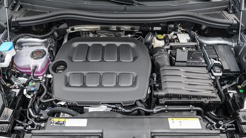 New 2025 Volkswagen Tiguan 2.0T SEImage 12