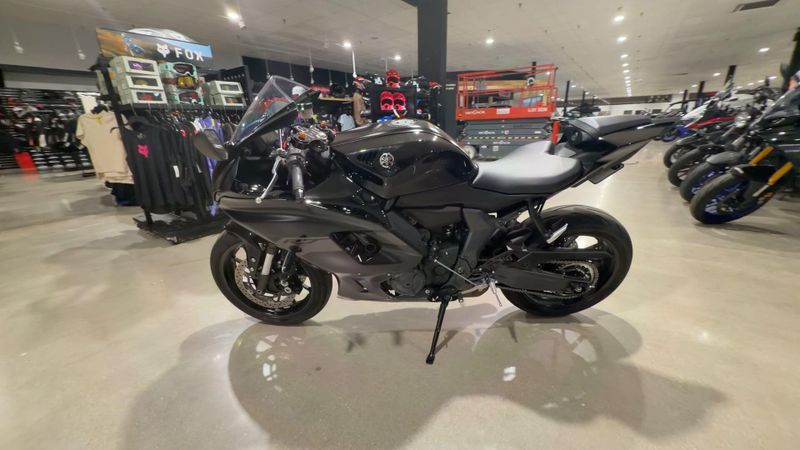 Used 2025 Yamaha YZF-R7 CA Image 8