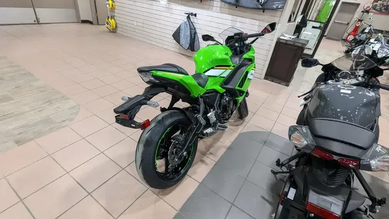 2025 Kawasaki NINJA 650 KRT EDITION ABS LIME GREEN AND EBONY AND PEARL BLIZZARD WHITEImage 8