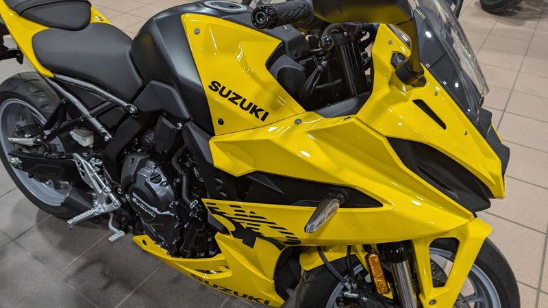 2024 SUZUKI GSXS 8R in a PEARL IGNITE YELLOW exterior color. Family PowerSports (877) 886-1997 familypowersports.com 