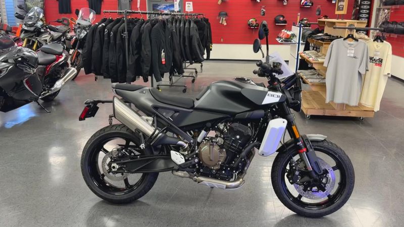 New 2025 Husqvarna SVARTPILEN 801 Image 5