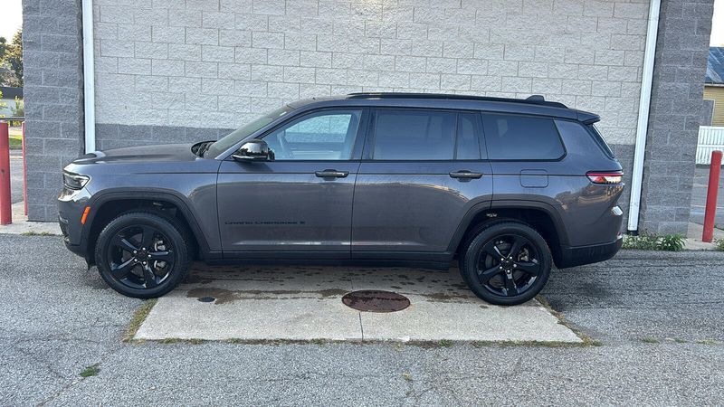 Used 2023 Jeep Grand Cherokee L LimitedImage 2