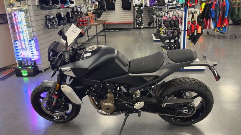 New 2025 Husqvarna SVARTPILEN 801 Image 9