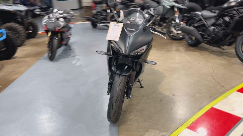 New 2026 Honda CBR650R E-CLUTCH Image 7