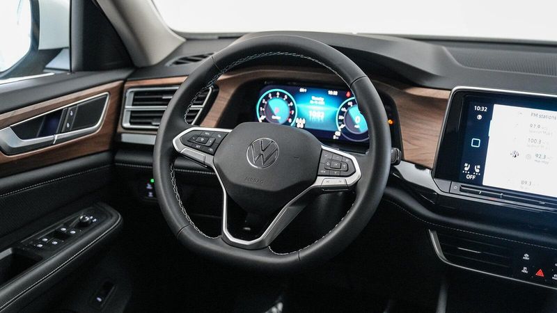 New 2025 Volkswagen Atlas 2.0T SE w/TechnologyImage 16